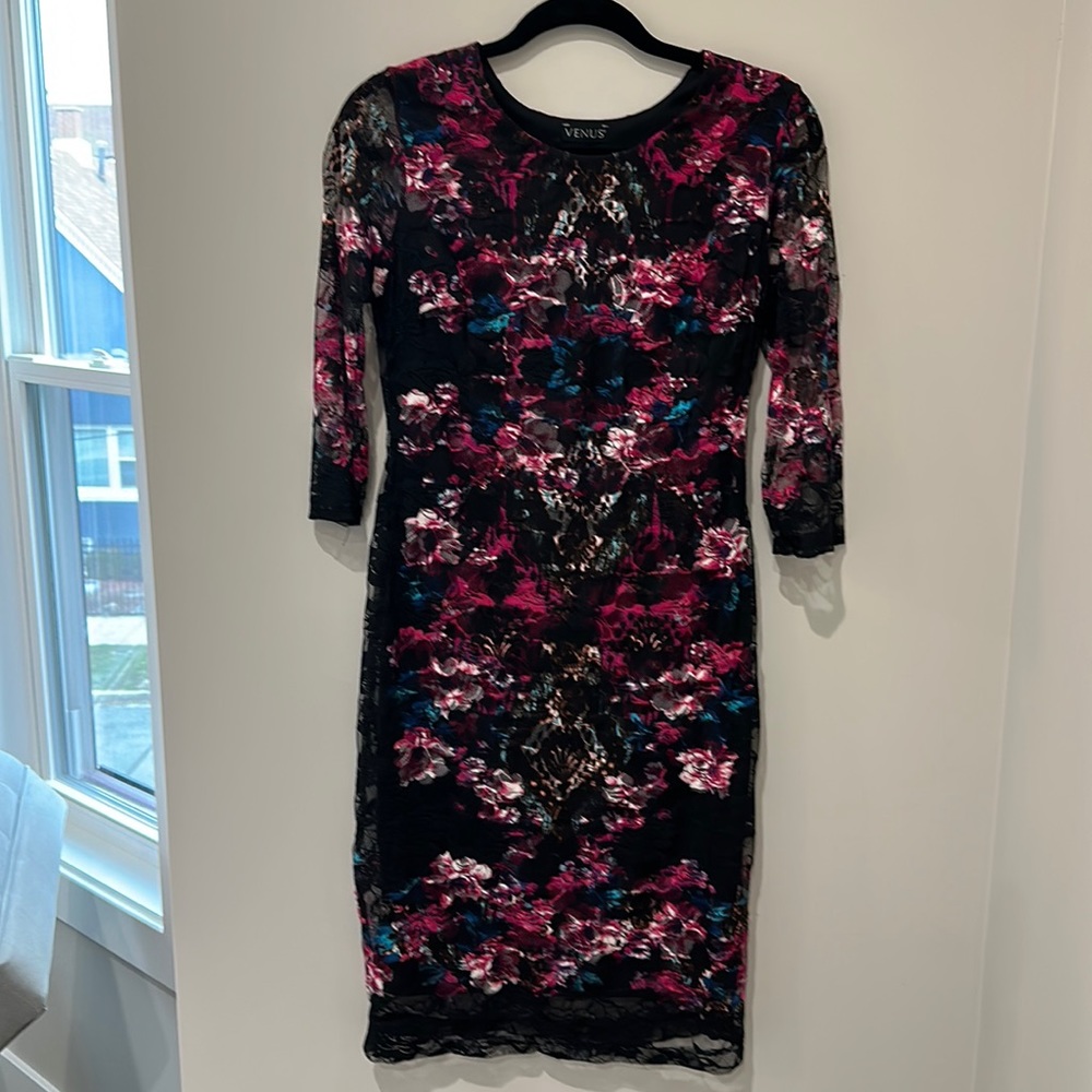 Brand new never worn VENUS lace overlay floral dress size medium 3/4 length